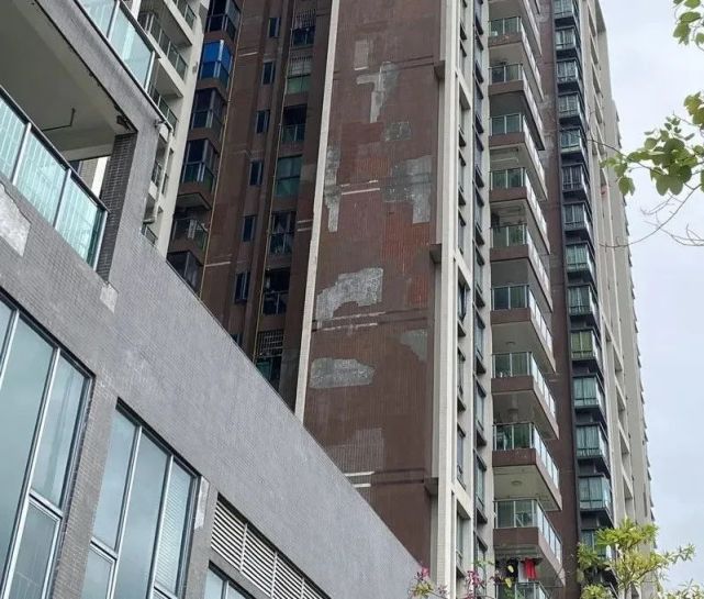 不定时炸弹！小区外墙又又又又脱落了！该地住建局动真格了！